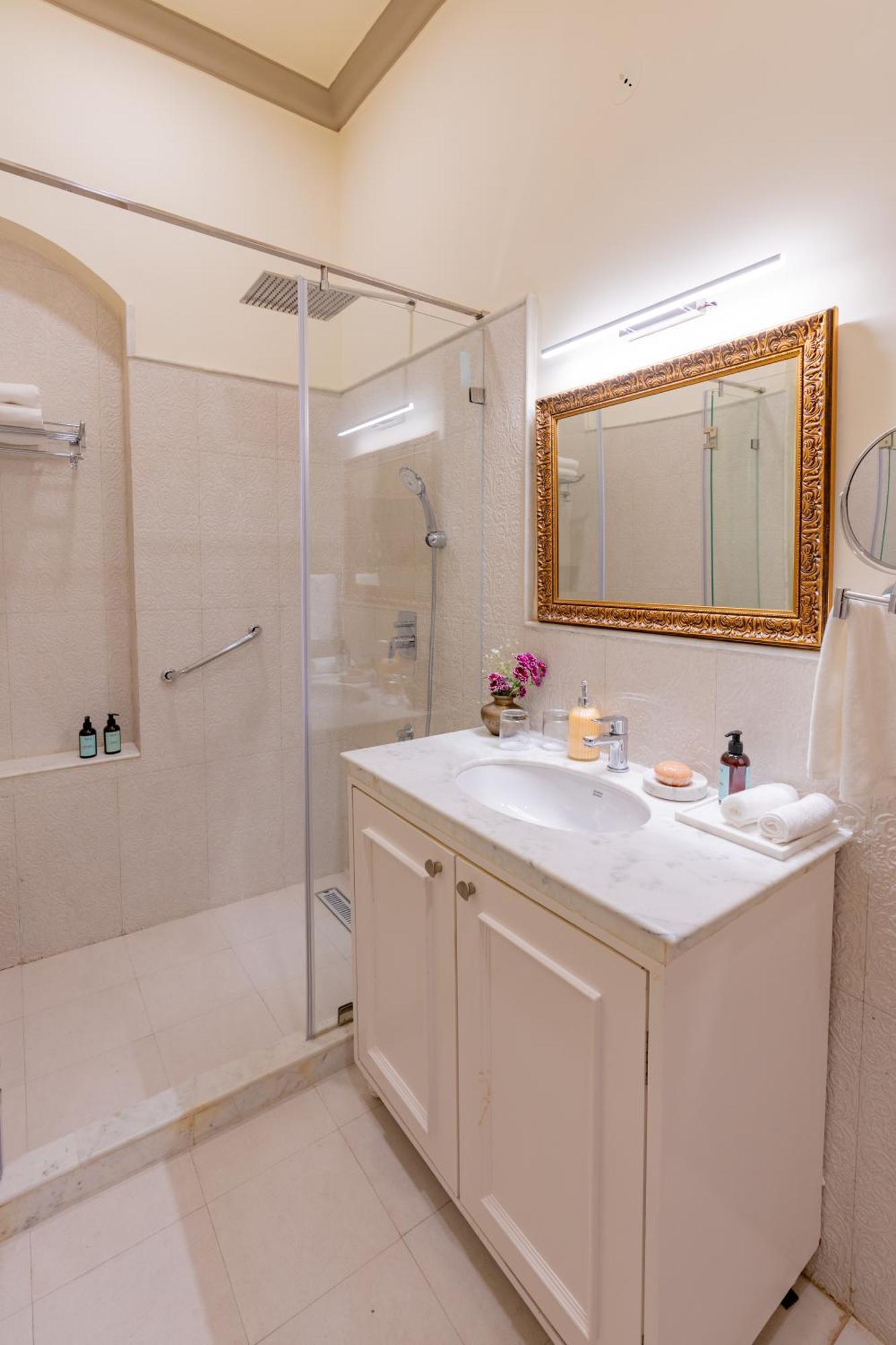 Laalee Hotel Jaipur Room photo